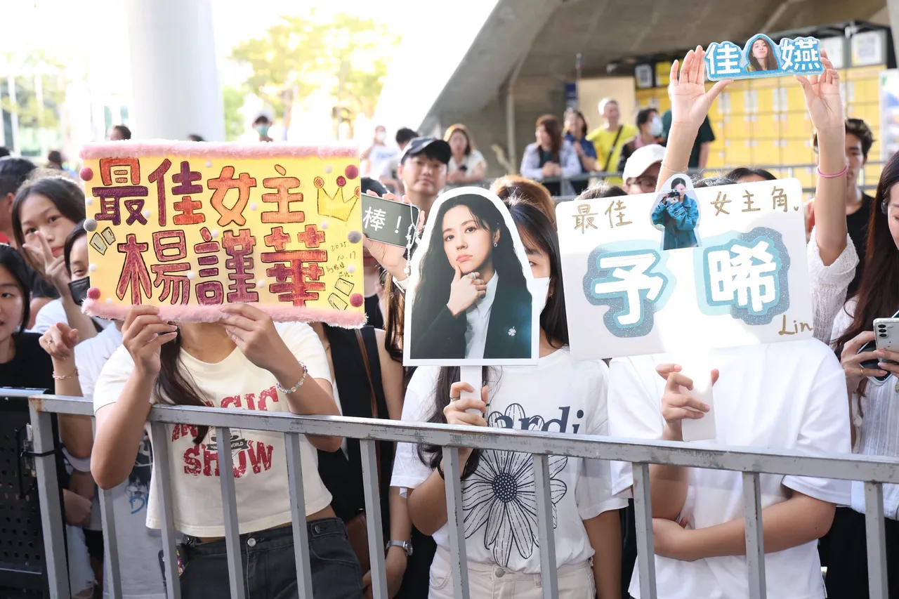 粉丝在红毯旁卡位应援。摄影中心摄