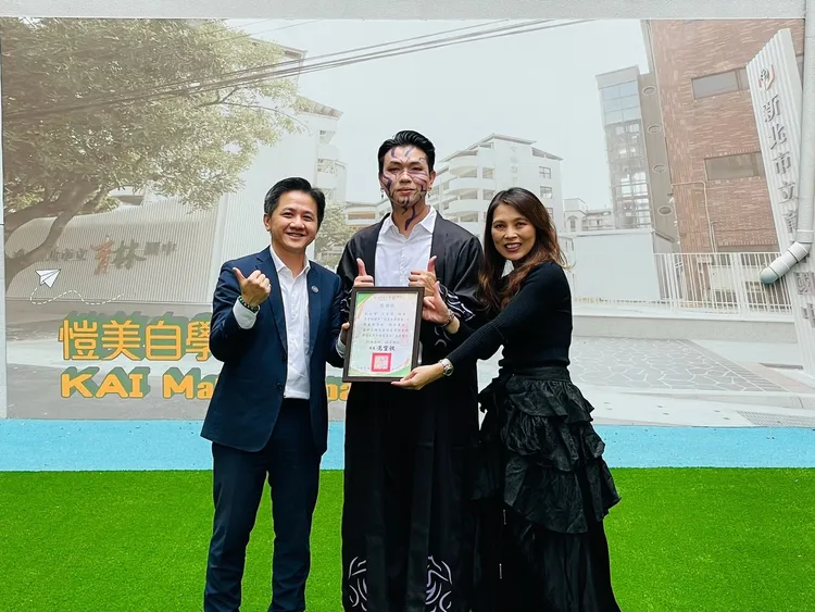 育林國中校長馮宜欣(右一)、育林國小校長張維中(左一)與呂家愷(中間)開心合照。服務處提供