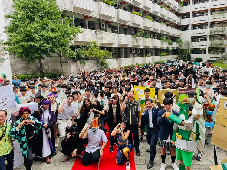 育林国中与育林国小共享空地打造成「恺美自学广场」,闲置20年的角落大变身。服务处提供