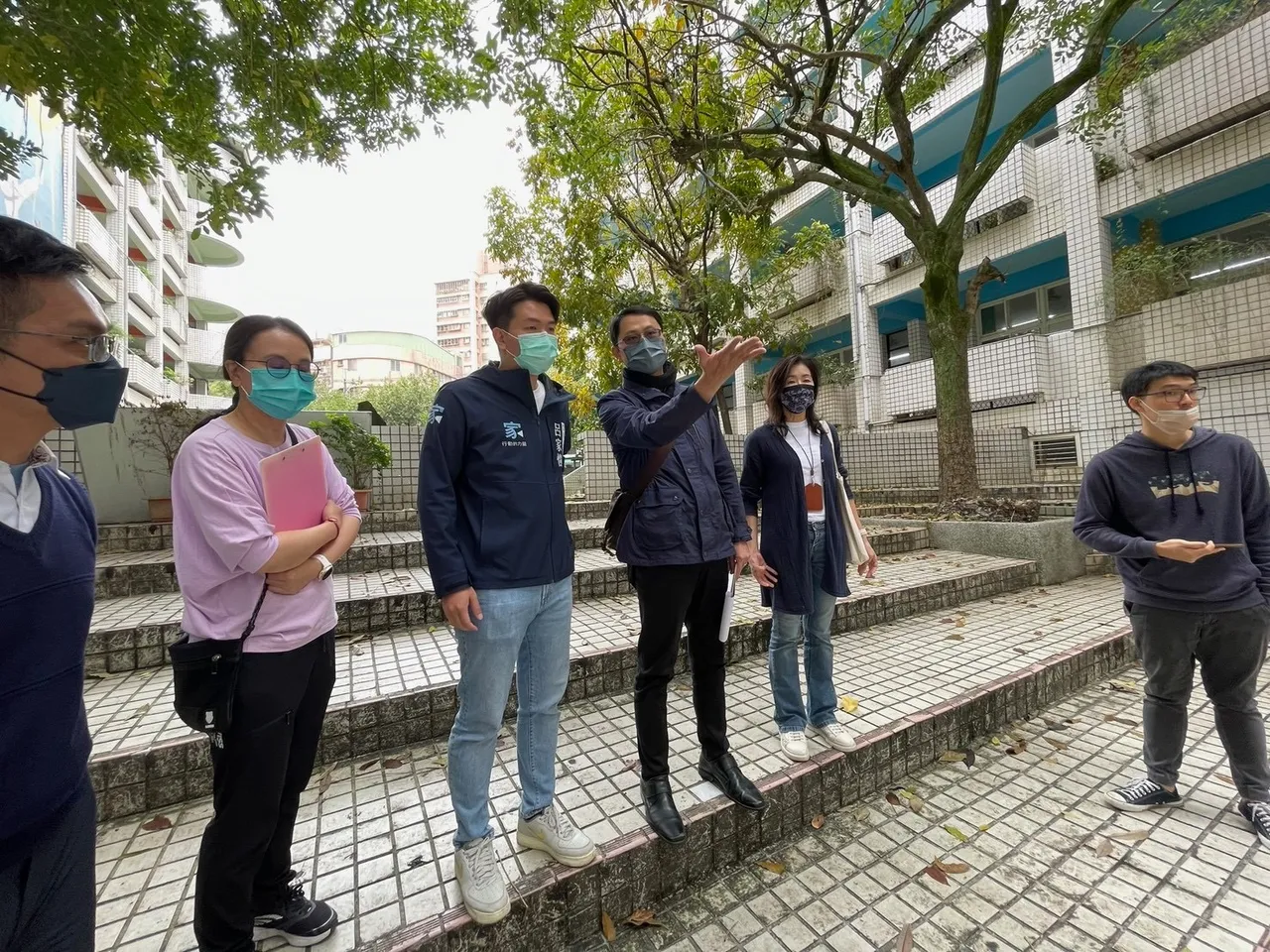 吕家恺先前会勘空地时积水又多处磁砖破损,历经3年多次会勘与改善,如今华丽变身成户外多功能空间。服务处提供