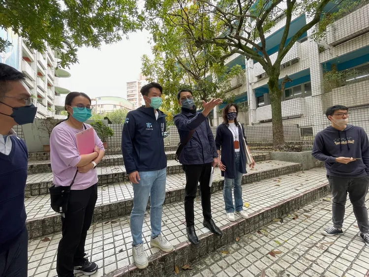 呂家愷先前會勘空地時積水又多處磁磚破損，歷經3年多次會勘與改善，如今華麗變身成戶外多功能空間。服務處提供