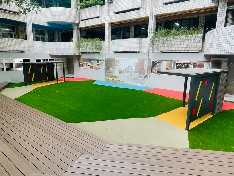 閒置空地泥濘積水、花圃碎裂到煥然一新的共享廣場，為學生們增加更多活動空間。服務處提供