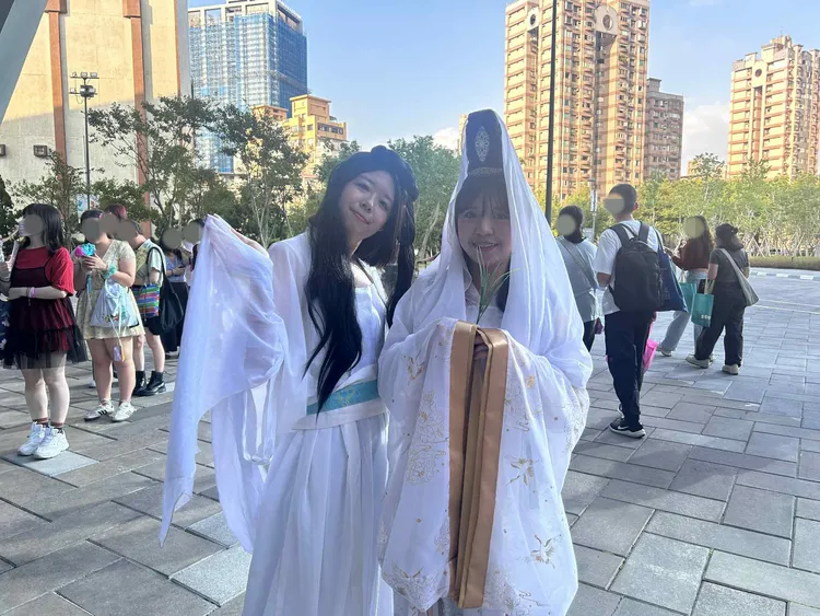 粉絲扮成小倩（左）和觀音。讀者提供