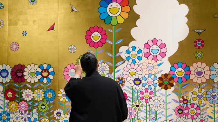 香槟王DOM PÉRIGNON与当代艺术家村上隆联名合作,村上隆以招牌笑脸花诠释香槟王,让瓶身成为会绽放的艺术品。业者提供