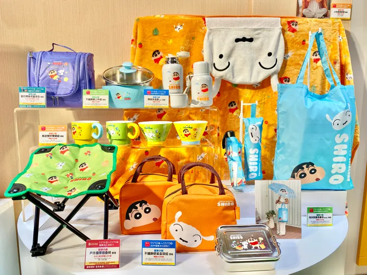 SOGO週年慶推出蠟筆小新來店禮，共有雨傘、毛毯及餐具等20款聯名IP周邊商品。莊偉祺攝