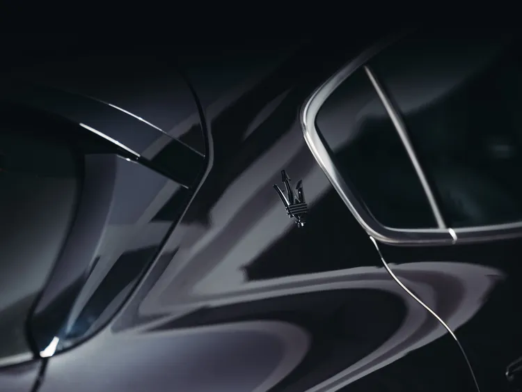 Grecale Nera Edition以義式設計語彙詮釋夜色之美，以極致黑色美學為靈感，每處外觀細節都蘊藏獨特氣韻。業者提供