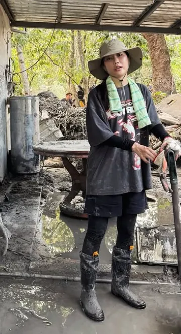 網紅金針菇也到花蓮賣力剷土。翻攝金針菇IG