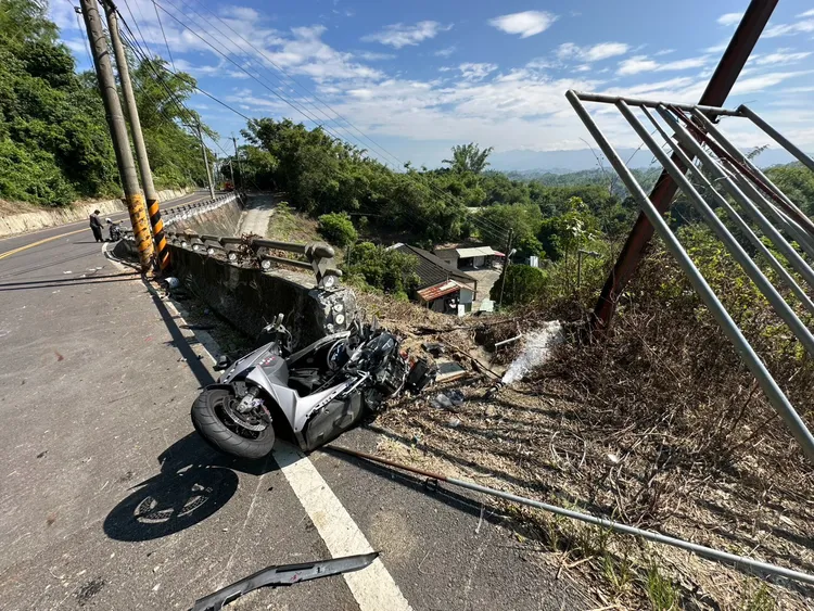 自小客下坡未減速，失控擦撞機車再撞電桿，騎士傷重不治，車上2人輕傷。翻攝畫面