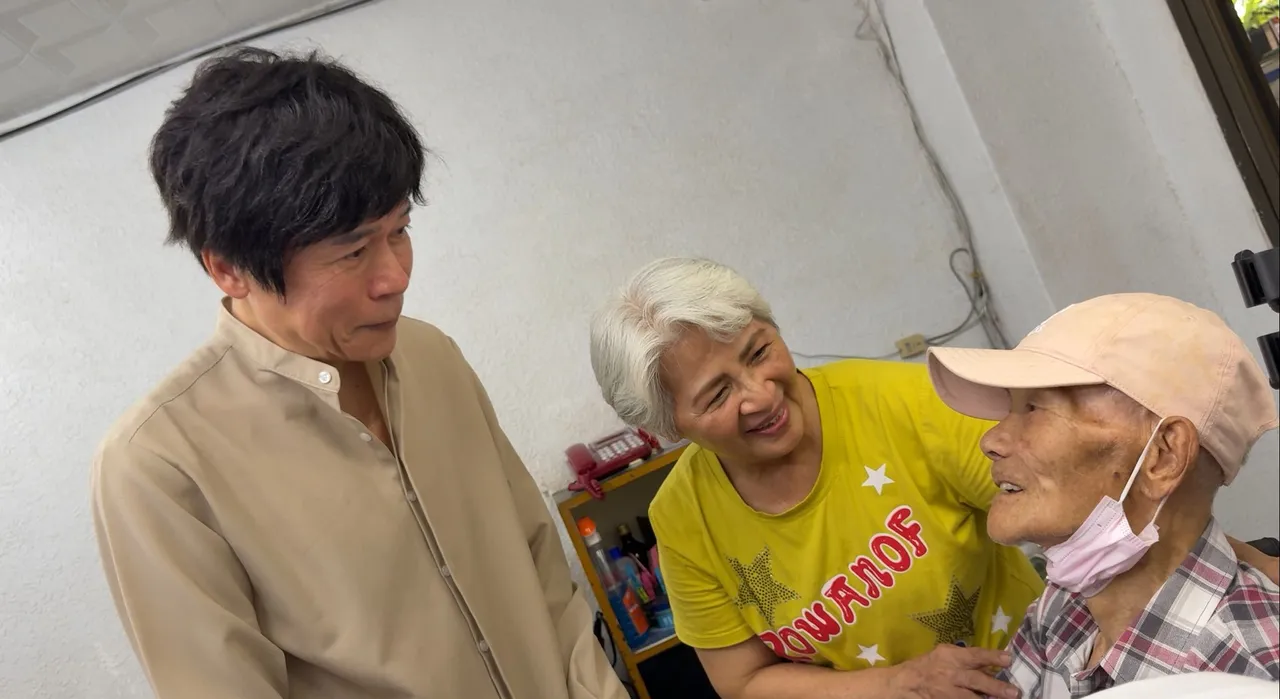 高龄95岁的陈木看见爱徒洪荣宏（左）相当激动。阿尔发音乐提供