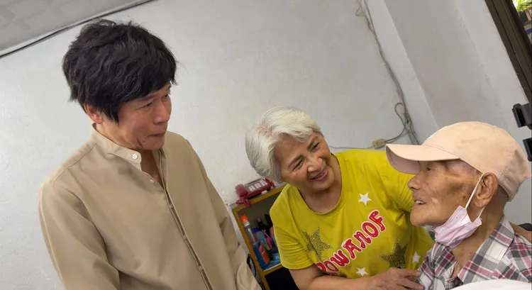 高齡95歲的陳木看見愛徒洪榮宏（左）相當激動。阿爾發音樂提供