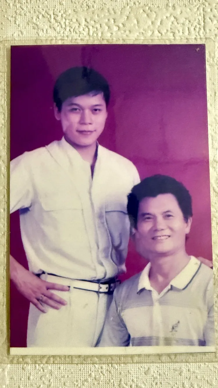 理髮店裡還留有兩人當時的合照，十多歲的洪榮宏樣貌青澀。阿爾發音樂提供