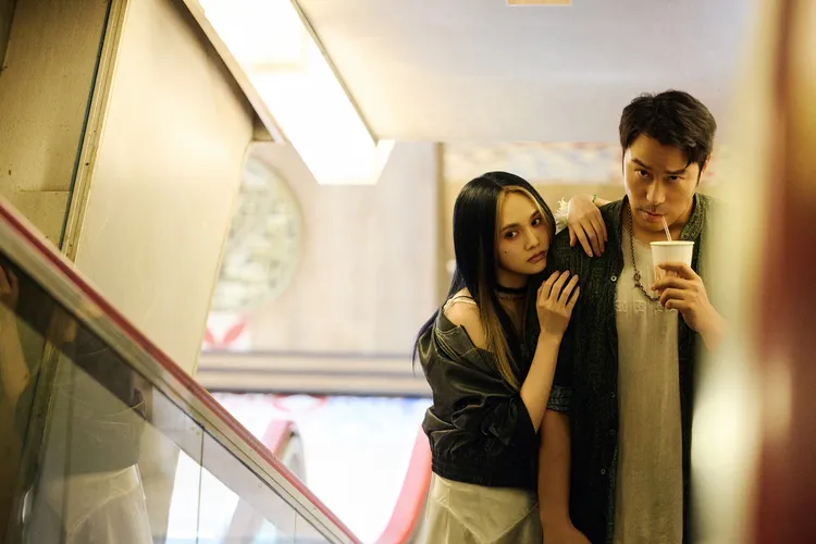 楊丞琳（左）為MV重回20多歲為愛不顧一切的心境。索尼音樂提供