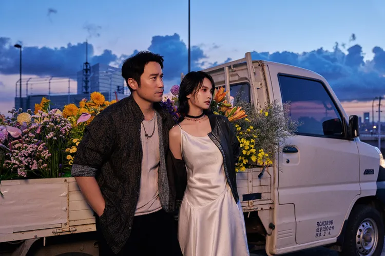 楊丞琳（右）與張孝全在新歌《有且》MV上演生離死別的虐戀。索尼音樂提供