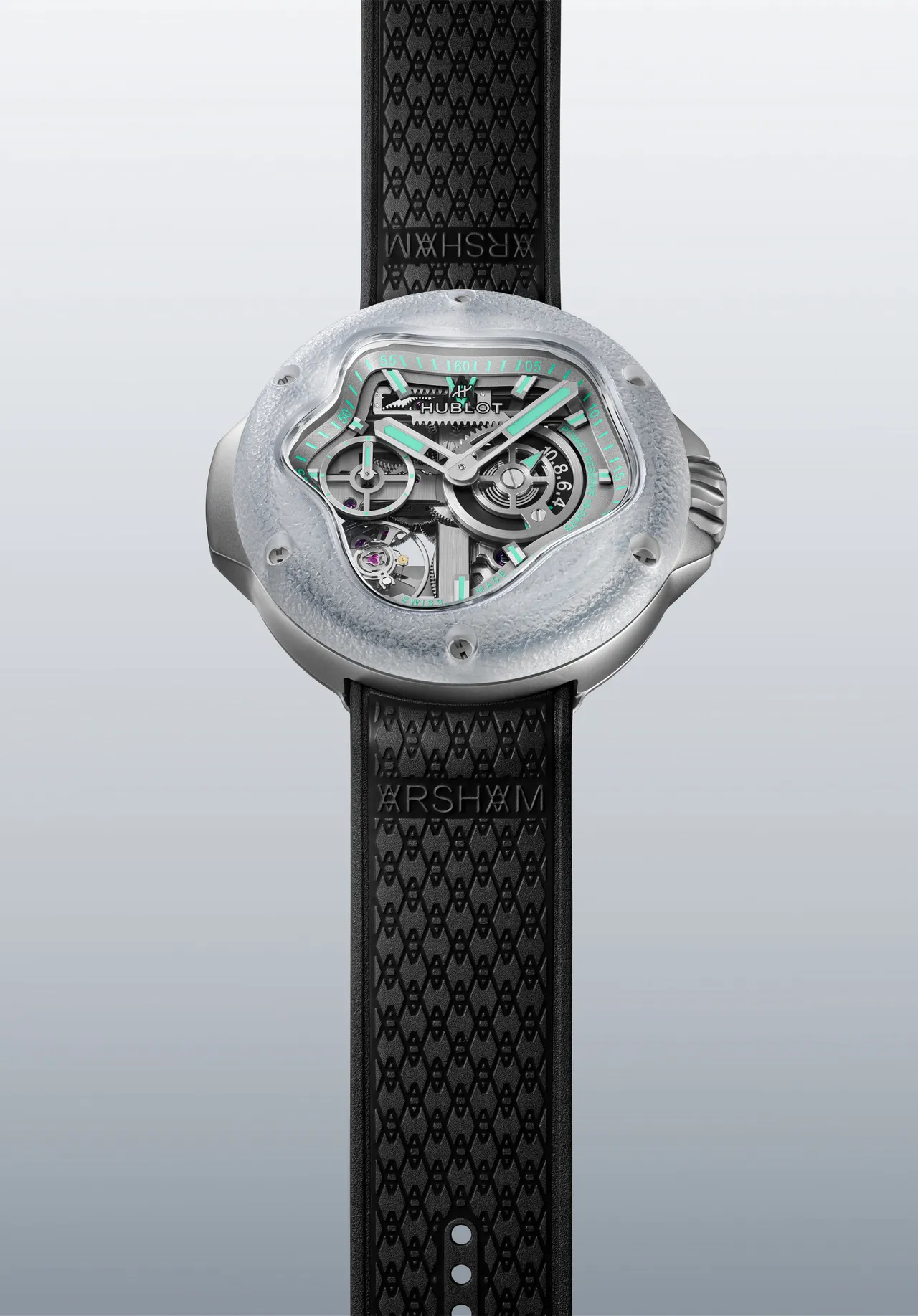 HUBLOT MP-17 Arsham Splash藍寶石鈦金十日動力儲存腕錶,42mm,磨砂藍寶石水晶與五級鈦金屬錶殼,銠金電鍍與霧面微噴處理錶盤,黑色橡膠錶帶(浮雕 Arsham Monogram),MHUB1205手動上鍊鏤空機芯,動力儲存10天,防水深度50米,限量99只,214萬元。品牌提供