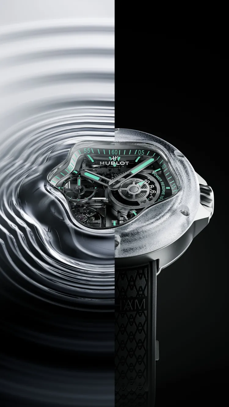 錶殼上不對稱的Splash開口與透明錶圈，讓人得以窺見內部的宇舶自製MHUB1205 Meca-10手動上鍊鏤空機芯。品牌提供