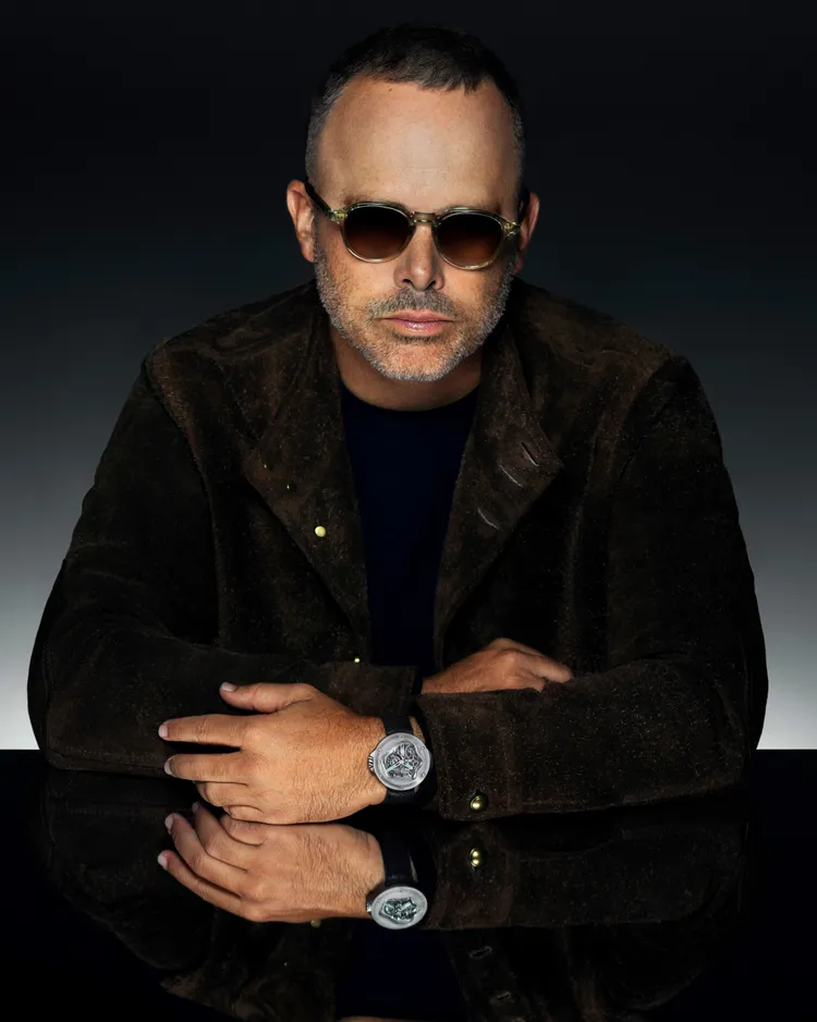 HUBLOT再度攜手品牌大使Daniel Arsham，推出MP-17 Arsham Splash 藍寶石鈦金十日動力儲存腕錶。品牌提供