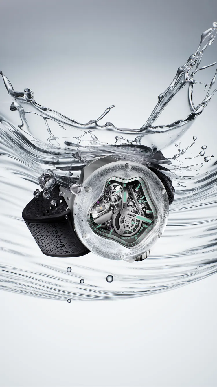 HUBLOT MP-17 Arsham Splash藍寶石鈦金十日動力儲存腕錶，42mm，磨砂藍寶石水晶與五級鈦金屬錶殼，銠金電鍍與霧面微噴處理錶盤，黑色橡膠錶帶（浮雕 Arsham Monogram），MHUB1205手動上鍊鏤空機芯，動力儲存10天，防水深度50米，限量99只，214萬元。品牌提供