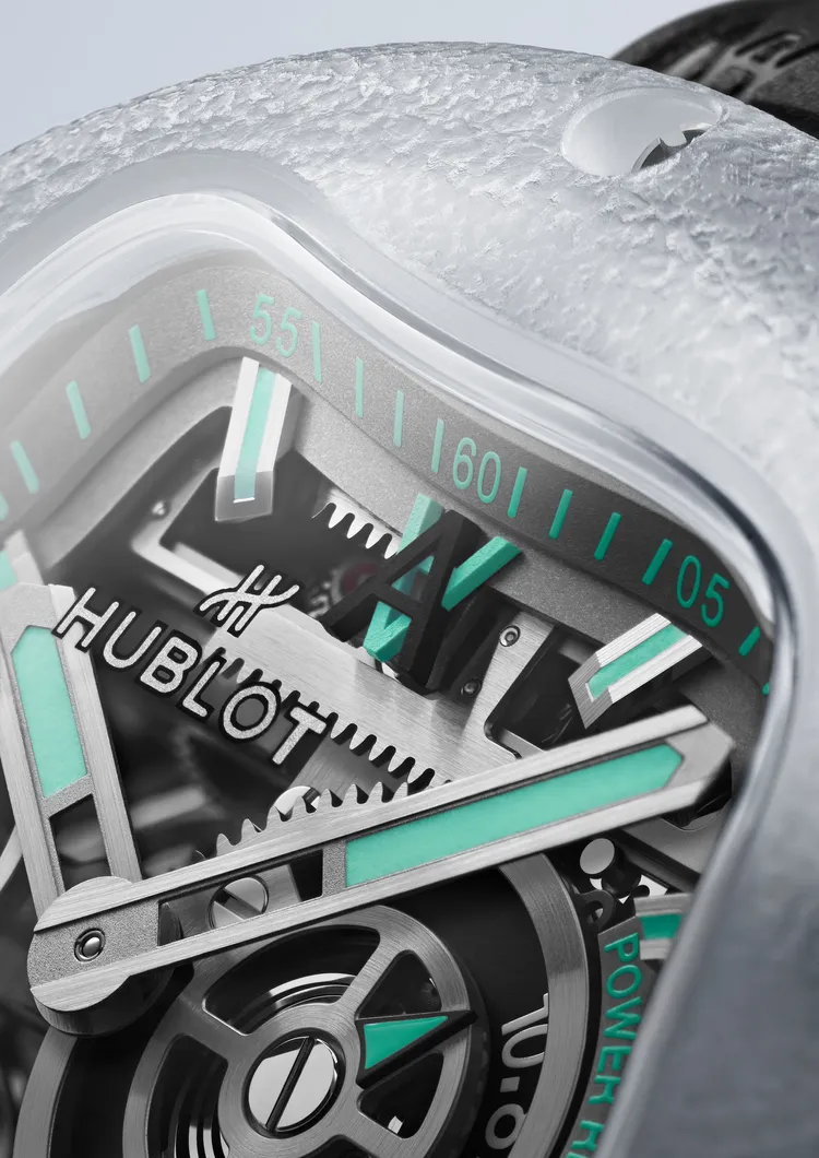 錶殼上不對稱的Splash開口與透明錶圈，讓人得以窺見內部的宇舶自製MHUB1205 Meca-10手動上鍊鏤空機芯。品牌提供