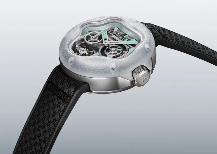 HUBLOT MP-17 Arsham Splash藍寶石鈦金十日動力儲存腕錶，42mm，磨砂藍寶石水晶與五級鈦金屬錶殼，銠金電鍍與霧面微噴處理錶盤，黑色橡膠錶帶（浮雕 Arsham Monogram），MHUB1205手動上鍊鏤空機芯，動力儲存10天，防水深度50米，限量99只，214萬元。品牌提供