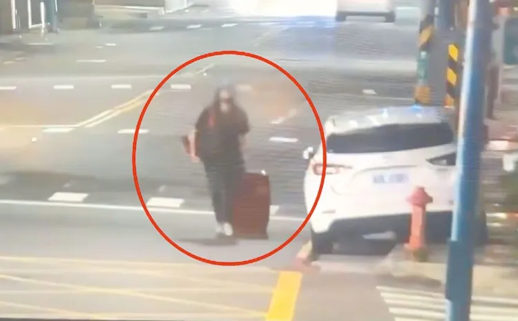 29歲陳姓男子涉嫌將70歲老父屍體塞入紅色行李箱，趁著夜色掩護棄屍新泰路巷內水溝。翻攝畫面