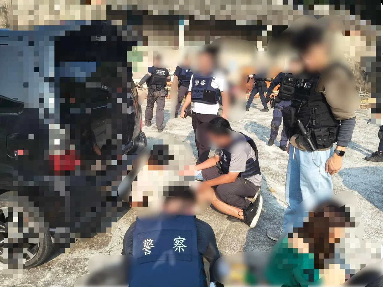 王男等人遭制伏。中坜警分局提供