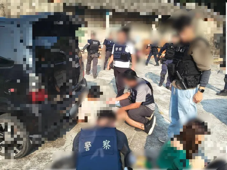 王男等人遭制伏。中壢警分局提供