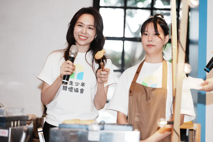 夏于乔和少女一起做鸡蛋糕。彭欣伟摄影