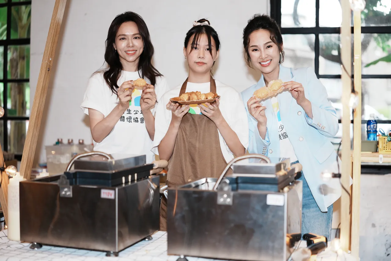 夏于乔(左)希望未来咖啡能够推广出去,中为少女,右为张龄予。彭欣伟摄