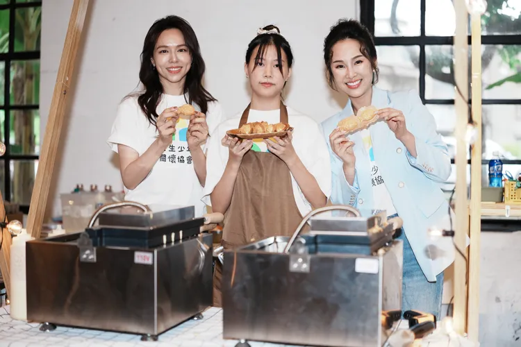 夏于喬（左）希望未來咖啡能夠推廣出去，中為少女，右為張齡予。彭欣偉攝