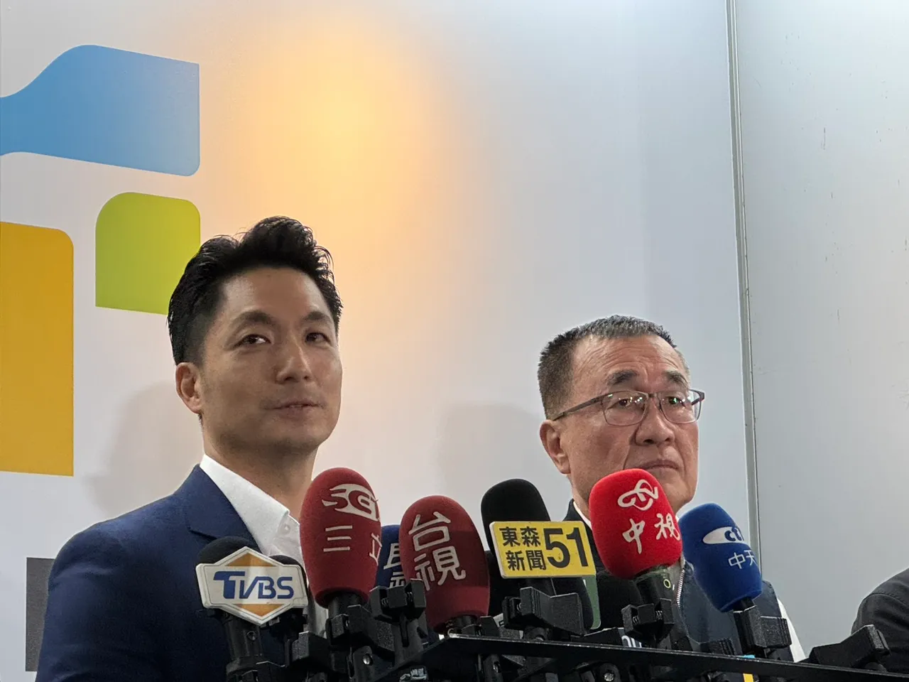 蒋万安(左)、李四川(右)对外说明辉达台湾总部最新进度。张彩茜摄