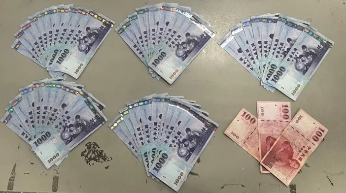 马嫌替诈团跑多家银行ATM插卡领钱,这次逃不过警察鹰眼,身上搜出赃款。翻摄画面