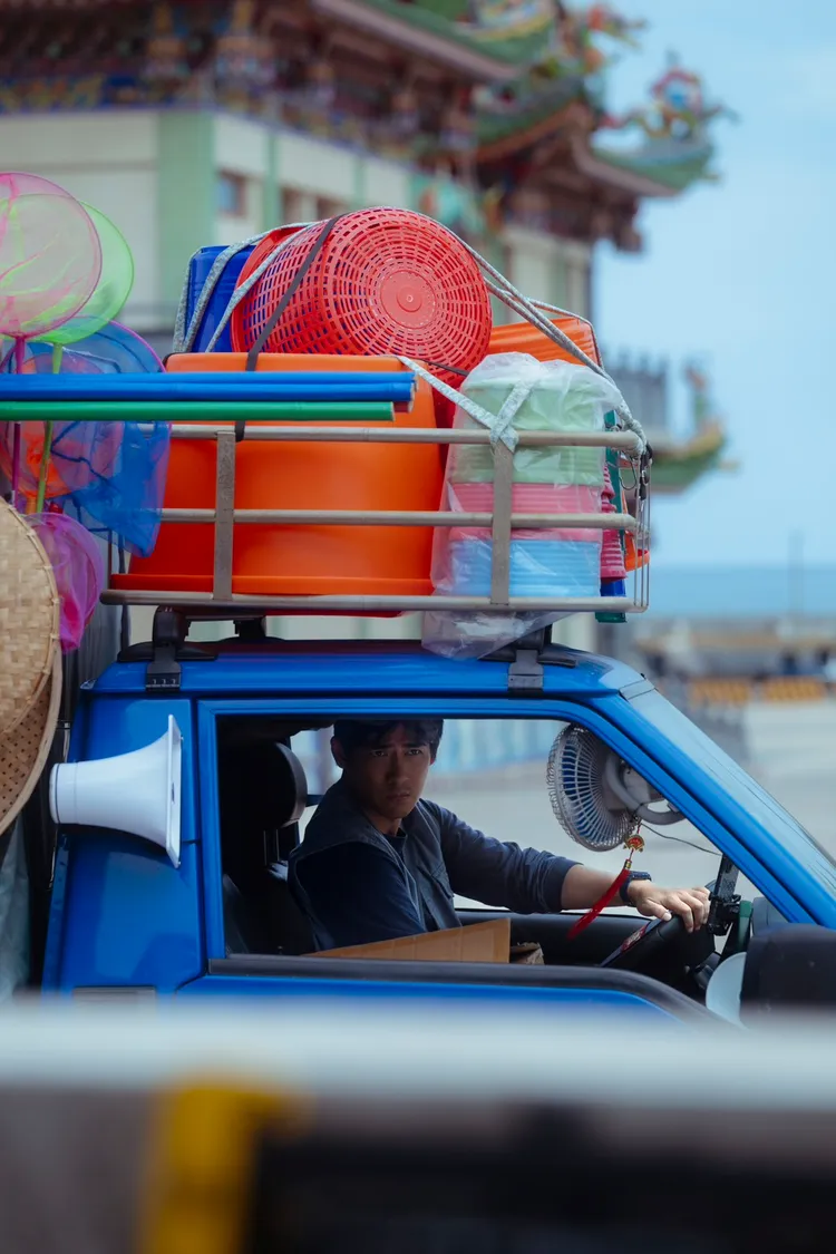 周渝民在劇中是行動雜貨車老闆，開著車四處叫賣。米神國際提供