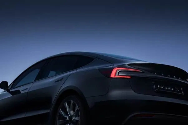 Model 3产品升级改款,全车系新增方向灯拨杆与前保杆镜头,车漆标准色升级调整为低调夜幕灰;RWD后轮驱动版本续航里程提升至534公里(预估值)。原厂照片