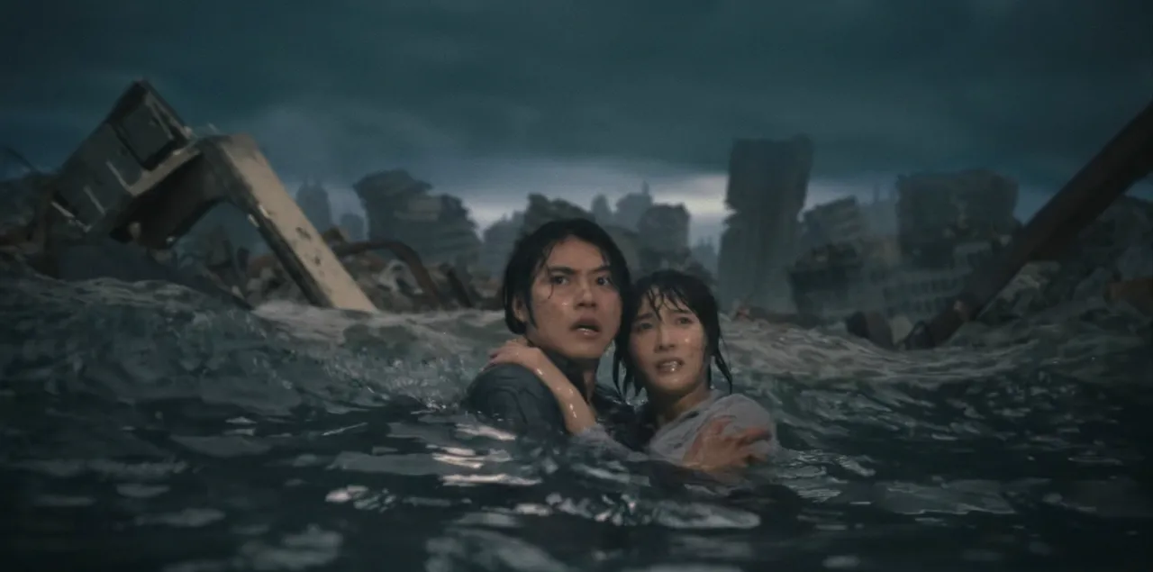 山崎贤人(左)、土屋太凤对《今际之国》第3季的水中戏印象深刻。翻摄Netflix