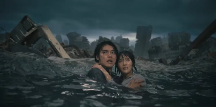 山崎賢人（左）、土屋太鳳對《今際之國》第3季的水中戲印象深刻。翻攝Netflix