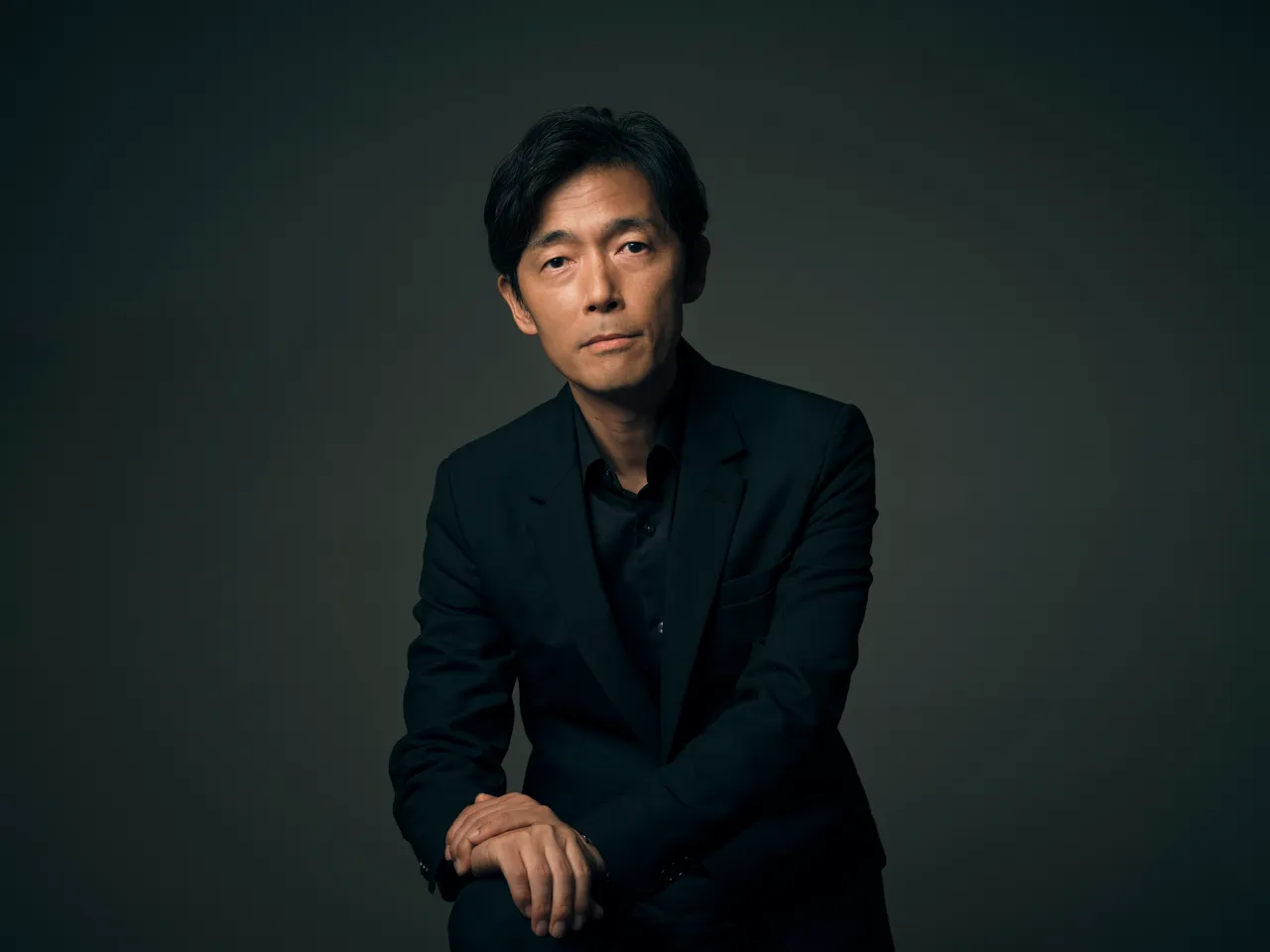 导演佐藤信介表示贺来贤人很适合暗黑的「隆二」一角。Netflix提供
