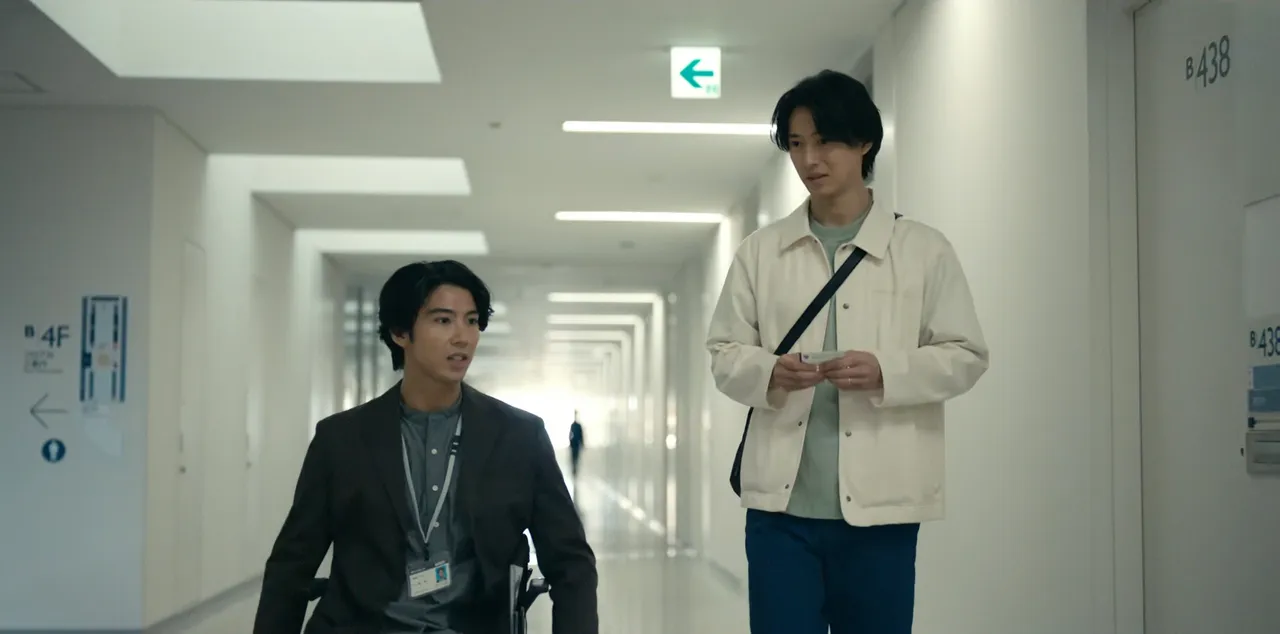 贺来贤人(左)加入《今际之国》第3季,同框山崎贤人,导演笑说「双贤人」安排只是巧合。翻摄Netflix