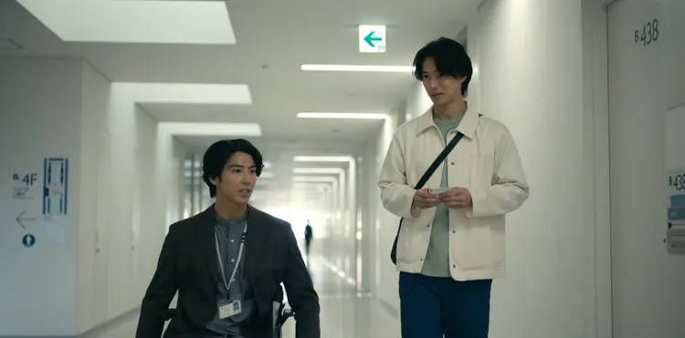 賀來賢人（左）加入《今際之國》第3季，同框山崎賢人，導演笑說「雙賢人」安排只是巧合。翻攝Netflix