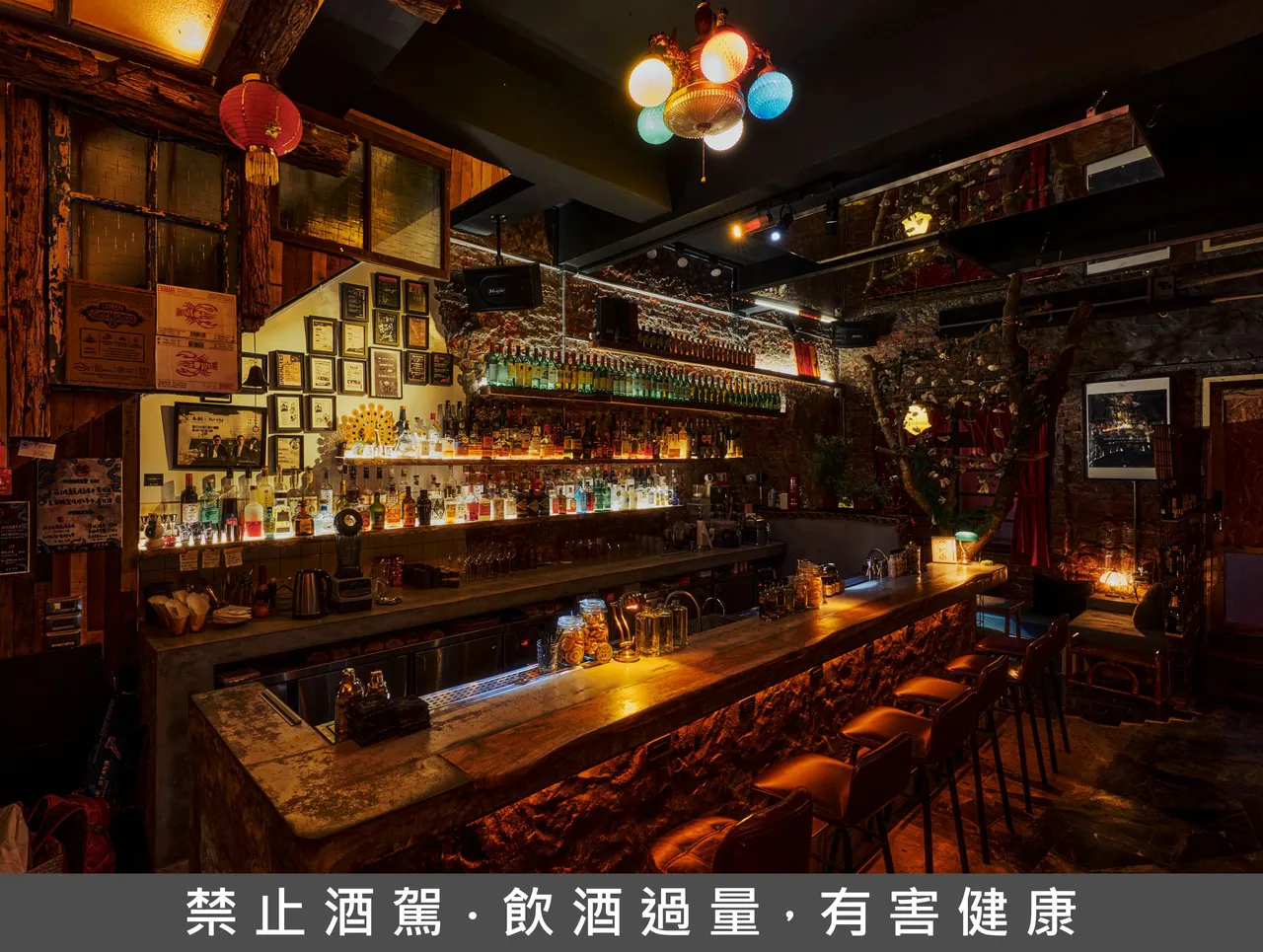 「春酩Bar」号称恒春最难找的酒吧,旅人要穿过仿佛迷宫的民宅与走廊,才能抵达这处村民限定的微醺秘境。垦丁凯撒提供