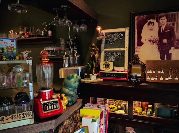 「友時愛碧珠」店名源自於老闆父親「友時」及母親「碧珠」，70年代懷舊裝潢結合創意台菜，搭配循環播放的懷舊金曲彷彿穿越時空。墾丁凱撒提供