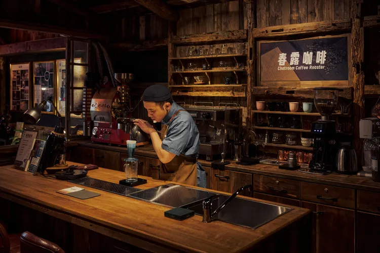 「春露咖啡」是一間充滿老闆個性與巧思的咖啡廳，店內主打各式手沖單品及風味飲品，搭配開放式吧檯為來訪旅人提供更多互動體驗。墾丁凱撒提供