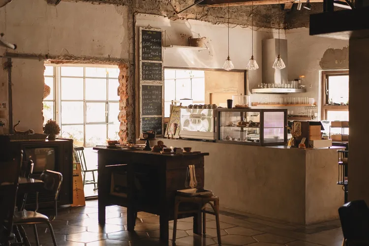 「伯虎在二樓」位於恆春七十年老宅內，濃厚復古的空間美學，結合手作烘焙與風格選物，被網友號稱老街必訪的計時咖啡廳。墾丁凱撒提供