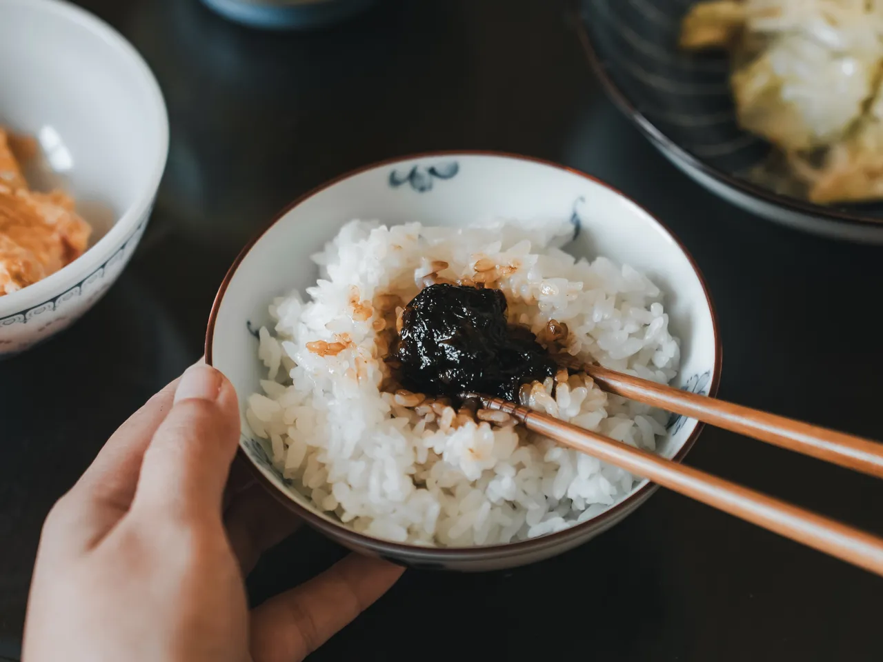 「一芳海苔酱&惦佃」现由第四代夫妇延续初心接班,融合雨来菇、黑豆、洋葱等恒春在地食材,探索佃煮技艺的更多可能性。垦丁凯撒提供