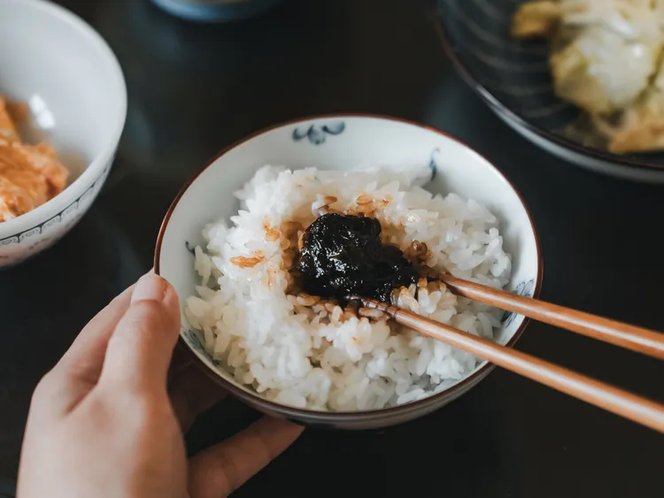 「一芳海苔醬&惦佃」現由第四代夫婦延續初心接班，融合雨來菇、黑豆、洋蔥等恆春在地食材，探索佃煮技藝的更多可能性。墾丁凱撒提供　