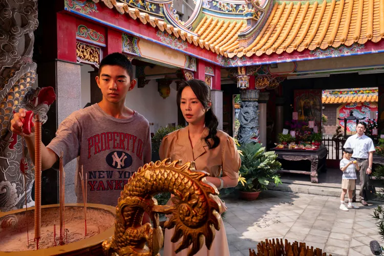 孫淑媚（中）劇中與兒子的互動成亮點。百景映畫提供