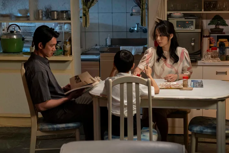 孫淑媚（右）首度進軍大銀幕，攜手影帝吳慷仁（左）超興奮。百景映畫提供