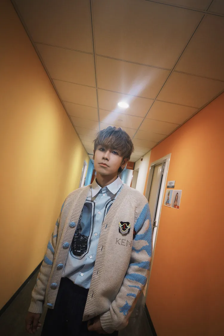 鼓鼓工作結束立即現身直播挺好友。相信音樂提供