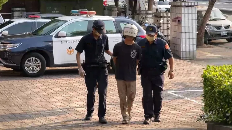 林嫌被押回警局不發一語。民眾提供