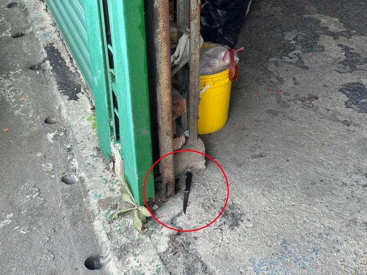 林嫌將水果刀棄置現場。民眾提供