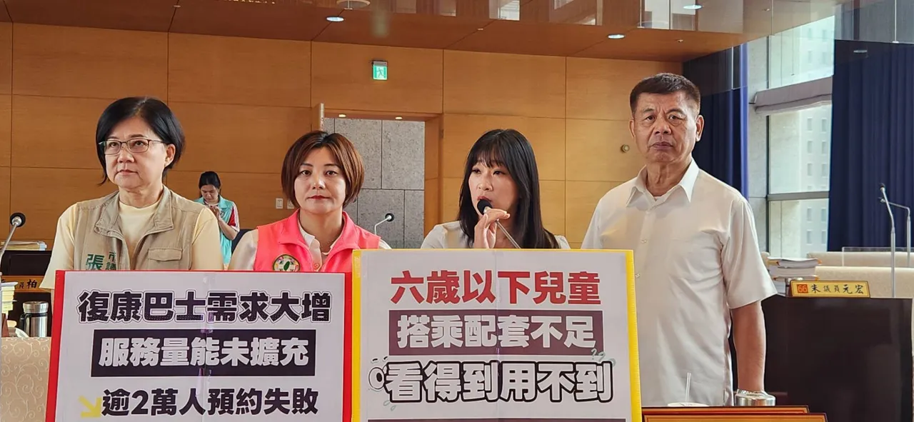 市議員蕭隆澤(右起)、謝家宜、陳雅惠、張芬郁等人針對復康巴士提出質詢。民眾提供